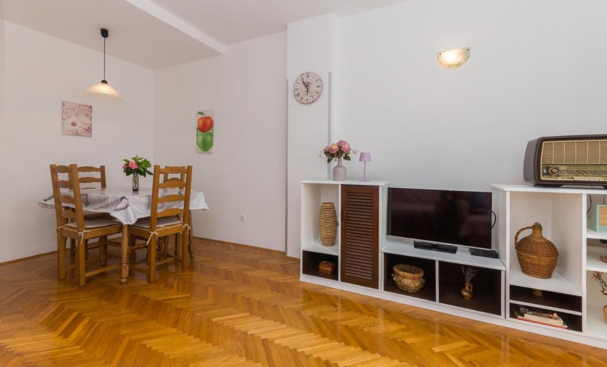Apartment Domijan By El-Pi Tours Njivice Exteriör bild