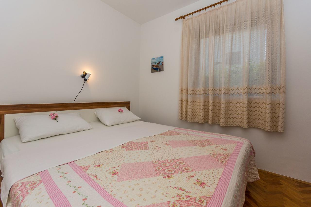 Apartment Domijan By El-Pi Tours Njivice Exteriör bild