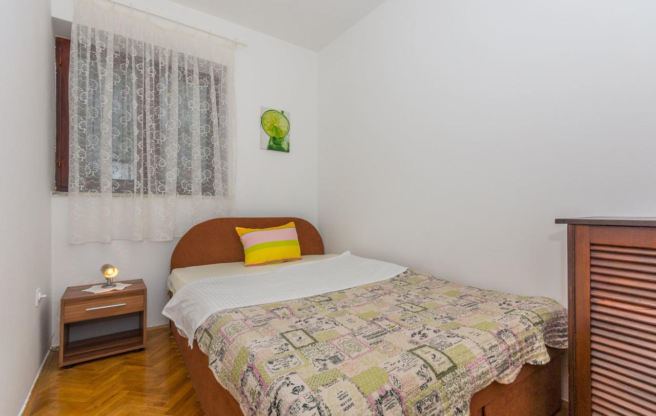 Apartment Domijan By El-Pi Tours Njivice Exteriör bild